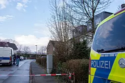 Ein Team der Spurensicherung war am Montagnachmittag in der Ellernstraße vor Ort, um die Hintergründe zu der Explosion zu untersuchen, die mutmaßlich im Umgang mit illegalen Feuerwerkskörper ausgelöst wurde. - © Raphael Bartling