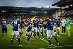 Auch in der vergangenen Saison hatte Arminia Bielefeld in der ersten Pokalrunde ein Heimspiel. Der DSC schlägt Hannover 96 mit 2:0 – und die Mannschaft feiert nach dem Abpfiff vor der "Süd". - © Sarah Jonek