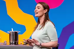 Minever Zevker präsentiert Miss Mineva´s fermentierte Tütensuppen. - © RTL / Bernd-Michael Maurer