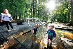 Fluchtpunkt bei Hitze: Nicht nur die Wasserbecken im Mohnspark k&uuml;hlen ab, das ganze Gel&auml;nde ist eher schattig. - &copy; Andreas Fr&uuml;cht