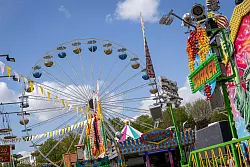 Der Lunapark lockt als Familienkirmes mit abwechslungsreichen Fahrgeschäften und Kirmes-Klassikern. (Archivbild) - © Niklas Tüns