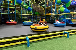 Im Mindocino Minden gibt es neben einem großen Kletterturm auch Bumper-Cars. - © Meike Regtmeier Fotografie/Mindoortainment