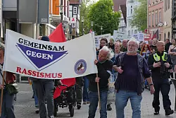 Etwa 200 Lipperinnen und Lipper warnen zum Jahrestag der Befreiung vom Nationalsozialismus bei einem Demozug durch die Detmolder Innenstadt vor einem Wiedererstarken rechter Ideologie. - &copy; Jost Wolf