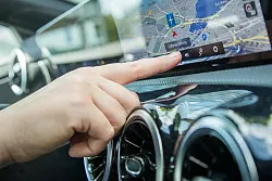 Der Fahrer muss vor Benutzung des Dienstes den Nutzungsbestimmungen zustimmen. - &copy; Christin Klose/dpa-tmn