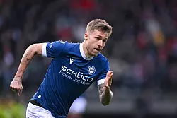 Angreifer Joel Grodowski trägt auf diesem Foto das stark nachgefragte Heimtrikot des DSC Arminia aus der Saison 2024/25. Ausrüster ist das italienische Unternehmen Macron. - © Teresa Kroeger