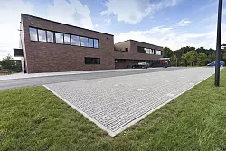 Auf der straßenabgewandten Seite des Feuerwehrgerätehauses Sürenheide gibt es mehr als 20 Autostellplätze. Das zieht für die Stadt die Pflicht nach, hier einen Ladepunkt für E-Fahrzeuge zu errichten. - © Roland Thöring