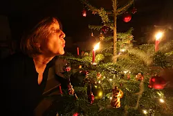 Kerzen sorgen an Weihnachten für ein stimmige Atmosphäre – und für Brandgefahr. - © picture alliance / dpa Themendienst