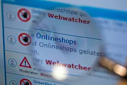 Gerade beim Weihnachstshopping sollten Schnäppchenjäger auf Fake-Shops aufpassen. - © picture alliance / dpa