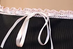 Ein kleines Schleifchen auf einem Damenslip – ein historisches Detail mit großer symbolischer Bedeutung für Mode und weibliches Selbstbewusstsein. - © IMAGO/Panthermedia