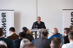 Feuerwehr-Chef Ralf Mensenkamp freut sich über die Fertigstellung der Wache. Er gab den 180 geladenen Gästen einen kurzen Einblick über die Planungsphase der neuen Feuerwache. - © Leon Stock/ Feuerwehr Bad Salzuflen