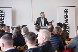 Bürgermeister Dirk Tolkemitt begrüßt in der Fahrzeughalle der Wache 

die rund 180 geladenen Gäste. Er berichtet über den Baufortschritt, dieses 

"Mammutprojekts". - © Leon Stock/ Feuerwehr Bad Salzuflen