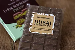 Eine Tafel Dubai-Schokolade. In Deutschland bieten inzwischen etliche Händler ähnliche Schokolade an. - © imago/MIS