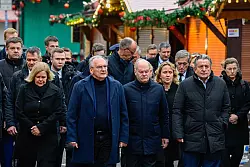 Am Tatort in Magdeburg: Kanzler Scholz (Mitte), neben ihm Sachsen-Anhalts Ministerpr&auml;sident Reiner Haseloff und Innenministerin Nancy Faeser. - &copy; AFP