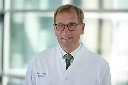 Jan Gummert ist der ärztliche Direktor des Herz- und Diabeteszentrum NRW in Bad Oeynhausen und hofft, dass sich NRW-Gesundheitsminister Laumann mit seinem Gesetzentwurf durchsetzen wird. - © HDZ