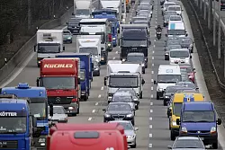 Stau auf der A2 in Richtung Hannover: Der ACE r&auml;t dazu, am 1. Weihnachtsfeiertag zu fahren. Er sei der ruhigste Tag der Weihnachtszeit. - &copy; picture alliance / dpa