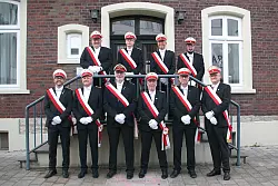 Befördert: André Fuchs, Thomas Rump, Harald Büker, Sven Stiller (hintere Reihe von links); Dag Wöhrmann, Thorsten Behrens, Harald Grote, Jens Mehrmann, Frank Metting, Oberst Michael Krügermeyer-Kalthoff (vordere Reihe von links). - © Schützengilde der Stadt Lage
