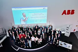 Die diesj&auml;hrige Herbsttagung der Wissenschaftlichen Gesellschaft f&uuml;r Produktionstechnik (WGP) war etwas Besonderes. F&uuml;hrende Professorinnen und Professoren der Produktionstechnik konnten erstmals die Gewinner des NextGen Engineering Trophy Award k&uuml;ren. Die WGP hatte Fachschaften deutscher Universit&auml;ten aufgerufen, innovative Konzepte einzureichen, um Sch&uuml;lerinnen und Sch&uuml;ler f&uuml;r die Ingenieurwissenschaften, insbesondere den Maschinenbau zu begeistern. Das Gruppenbild zeigt alle WGP-Mitglieder und Wettbewerbsteilnehmenden in den R&auml;umen der ABB AG, Friedberg. - &copy; Tobias Kaufmann/RWTH Aachen