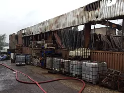 Das ausgebrannte Gebäude birgt weiterhin Gefahren. Immernoch lodern Glutnester im Inneren und das Gemäuer ist einsturzgefährdet. - © Seda Hagemann