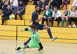 Salzuflens Kevin Obaro scheitert an L&uuml;erdissens Keeper Luca Sievert. - &copy; Paul Cohen