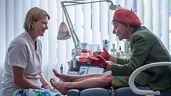 „Marzahn, mon amour“: Jördis Triebel als Fußpflegerin (l.) mit einer Kundin (Eva Weißenborn). - © ARD Degeto Film/UFA Fiction GmbH/Oliver Vaccaro