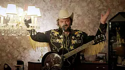 In der Anthologie-Serie „Warum ich“ spielt Charly Hübner die Countrylegende Jeff Kanter – eine Figur, die offenkundig von Gunter Gabriel inspiriert ist. - © „Warum ich“ (Charly Hübner): ARD Degeto Film/Superfilm Filmproduktions GmbH