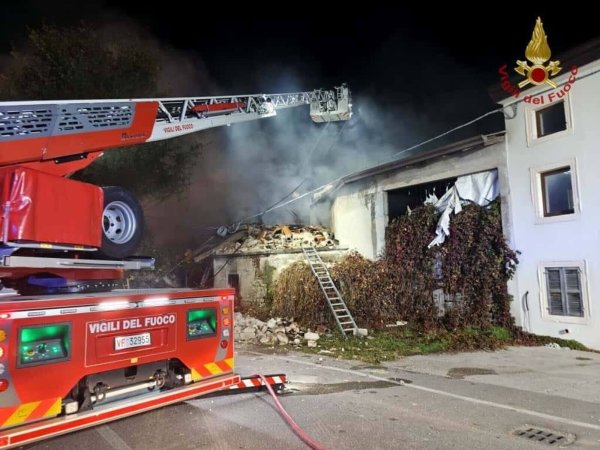 Bei der Explosion wurden drei Polizisten getötet. - © --/Italienische Feuerwehr/dpa