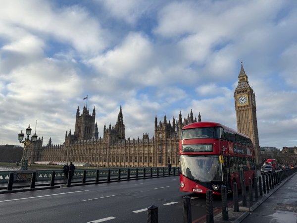 Die roten Doppeldeckerbusse sind aus dem Londoner Stadtbild nicht wegzudenken. (Archivbild) - © Julia Kilian/dpa