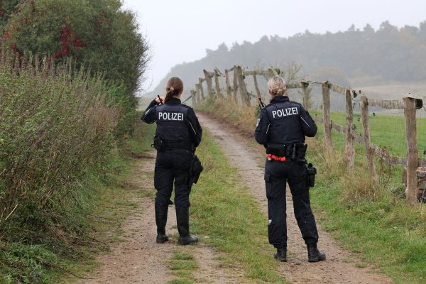 Vier Tage nach dem Verschwinden des achtjährigen Fabian in Güstrow ist in einem Wald eine Kinderleiche gefunden worden. - © Bernd Wüstneck/dpa