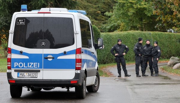Tagelang hatten zahlreiche Einsatzkräfte fieberhaft nach dem achtjährigen Fabian gesucht. - © Bernd Wüstneck/dpa