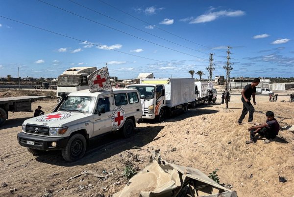 Mitarbeiter des Roten Kreuzes helfen bei Übergabe der Leichen von Geiseln. (Archivbild) - © Belal Abu Amer/APA Images via ZUMA Press Wire/dpa