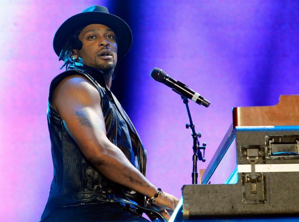 Der US-Musiker D\\\'Angelo 2012 bei einem Auftritt in New Orleans. (Archivbild) - © Cheryl Gerber/Invision/AP/dpa