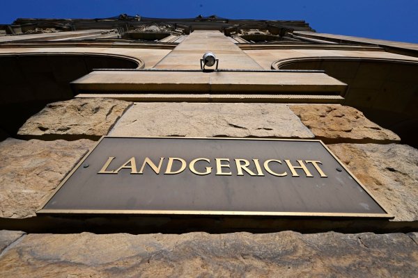 Einem Apotheken-Betreiber in Mönchengladbach wird der massenhafte Verkauf von verschreibungspflichtigen Arzneimitteln ohne entsprechendes Rezept vorgeworfen. Beim Landgericht Mönchengladbach wurde Anklage erhoben. (Archivbild) - © Roberto Pfeil/dpa
