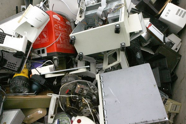 Alte Computer und sonstiger Elektroschrott liegen in einem Container zur Abfallentsorgung. (Illustration) - © Frank Mächler/dpa