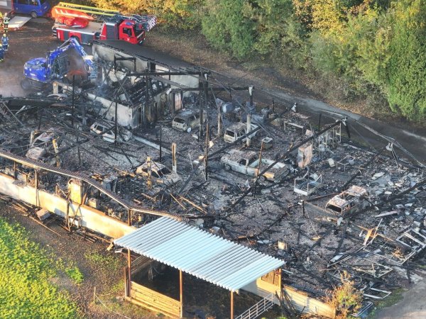Das Feuer wurde in der Nacht zum Dienstag gegen 2.00 Uhr gemeldet. - © Sascha Thelen/dpa