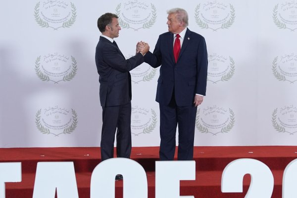 Während sich US-Präsident Trump für das Gaza-Abkommen feiern lässt, ist Frankreichs Präsident Macron weiter vorsichtig. - © Evan Vucci/AP Pool/AP/dpa