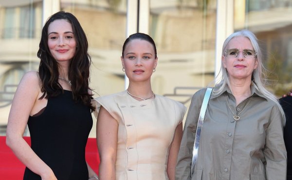 Maria Ehrich (l-r), Sonja Gerhardt und Annette Hess beim Photocall der TV-Serie «Ku’damm 77» in Cannes. - © Gianluigi Jorio/SOPA Images via ZUMA Press Wire/dpa