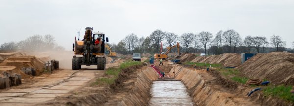 Landwirtschaftsverbände aus Niedersachsen, NRW und Hessen haben mit dem Übertragungsnetzbetreiber Amprion eine Rahmenregelung für die Umsetzung von Erdkabelprojekten vereinbart. (Archivbild) - © Fabian Strauch/dpa