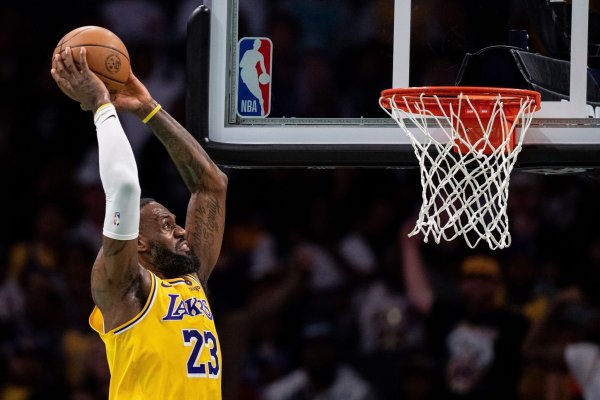 Kam gegen die Warriors auf 40 Punkte, neun Assists, sowie acht Rebounds: LeBron James. - © Jacob Kupferman/AP/dpa