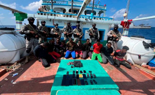 Die indische Marine hat offenbar die Besatzung eines Frachtschiffs aus der Hand von somalischen Piraten befreit. - © Uncredited/Indian Navy/AP/dpa