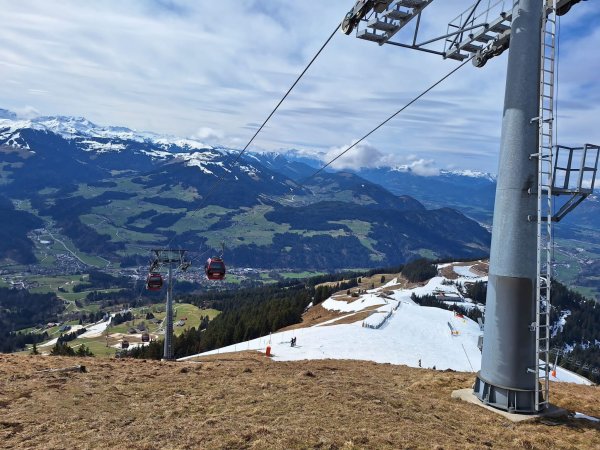 Blick auf den Unfallort. Eine deutsche Gleitschirmpilotin ist in Hopfgarten im Brixental gegen die Gondel einer Seilbahn geprallt. - © Zoom.Tirol/APA/dpa