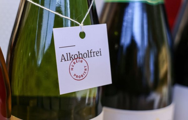 Alkoholfreier Wein steht bei einem Händler im Regal. Immer mehr Weingüter, Winzergenossenschaften und Handelskellereien bieten entalkoholisierte Weine an. - © Oliver Berg/dpa