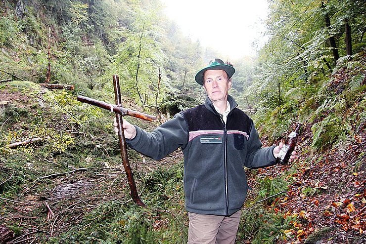 Hier, in der Nähe der Felsen, soll sich wieder Laubwald entwickeln. Förster Gottfried Helmers zeigt Hinterlassenschaften von Besuchern, die im Naturschutzgebiet nichts zu suchen haben. - © Foto: Gröne