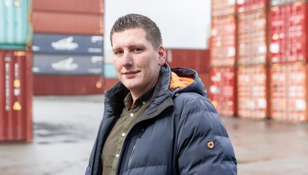 Von der Leidenschaft zum Beruf: Disponent Benjamin Puck war schon als Kind von den Containern und Lkws am Hamburger Hafen fasziniert. - © Markus Scholz/dpa-tmn
