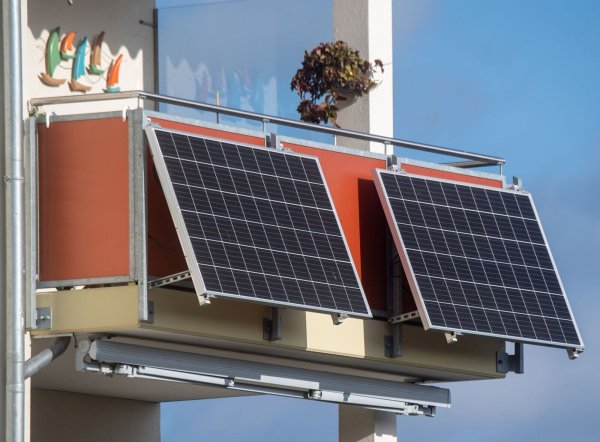 Noch müssen die Mitglieder einer Eigentümergemeinschaft der Mini-Solaranlage auf dem Balkon nicht zustimmen. Doch ein geplantes Gesetz dürfte das ändern. - © Stefan Sauer/dpa