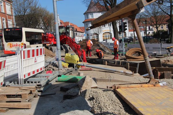 Es wird gebuddelt: Eingangs des Steinwegs haben die Kanalbauer die Erde aufgerissen. Bald werden sich die Kollegen mit dem Asphaltfertiger in die Kreuzung selbst vorarbeiten. - © Tobias Schneider