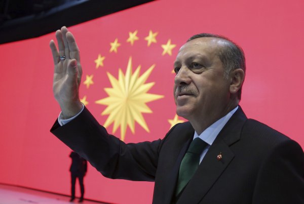 Der Staatspräsident der Türkei, Recep Tayyip Erdogan, winkt bei einem Treffen mit Anhängern in Istanbul (Türkei) dem Publikum zu. In Deutschland und anderen europäischen Ländern lebende Türken können seit Montag über eine starke Ausweitung der Machtbefugnisse des türkischen Präsidenten Recep Tayyip Erdogan abstimmen. In der Türkei wird darüber am 16. April abgestimmt. - © dpa