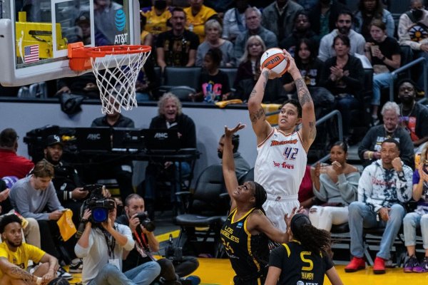 Kam bei ihrem Comeback auf 18 Punkte, 6 Rebounds und 4 Blocks: Phoenix-Center Brittney Griner (42). - © Maximilian Haupt/dpa