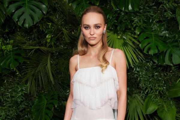 Schauspielerin Lily-Rose Depp schaut in typischer roter Teppich-Pose mit kühler Miene in die Kamera. (Archivbild) - © Jordan Strauss/Invision via AP/dpa