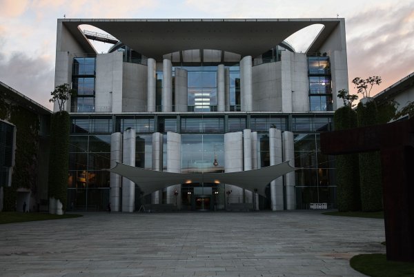 Im Bundeskanzleramt wird am Abend noch beraten. (Archivbild) - © Hannes P. Albert/dpa