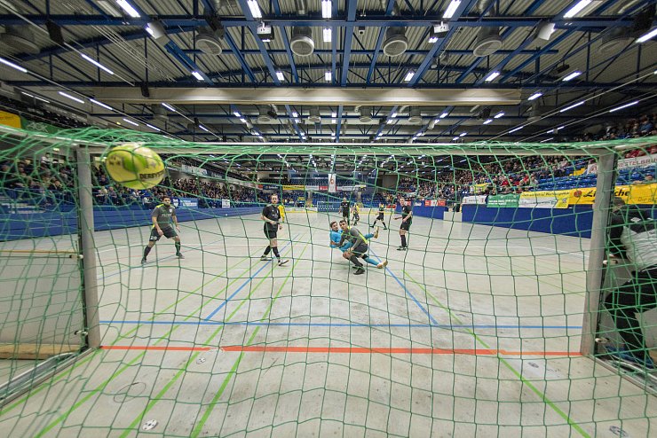 Tor für den TSV Oerlinghausen vor einer beeindruckenden Kulisse: Das Team von Trainer Miron Tadic und der SuS Pivitsheide trennten sich nach einer super-spannenden Schlussphase 2:2. - © Egon Penner